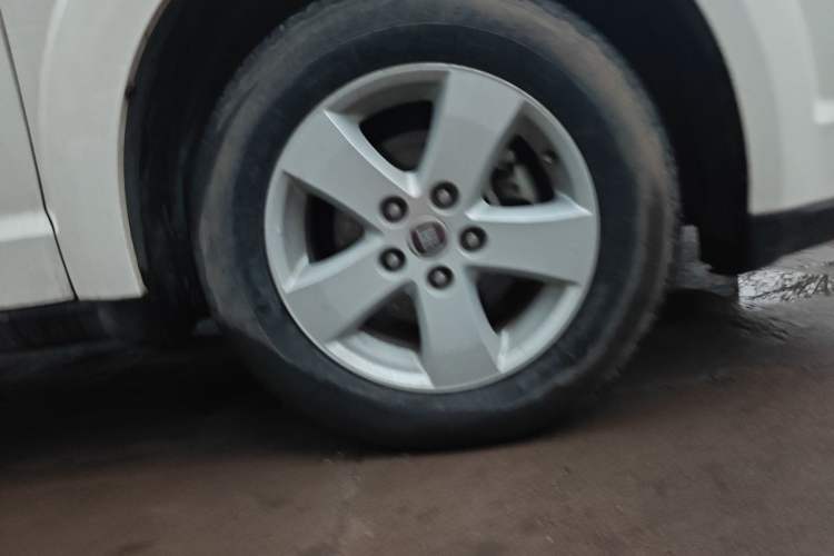 Used Fiat Freemont 2012 2.4L Comfort Edition Right Front Wheel Hub