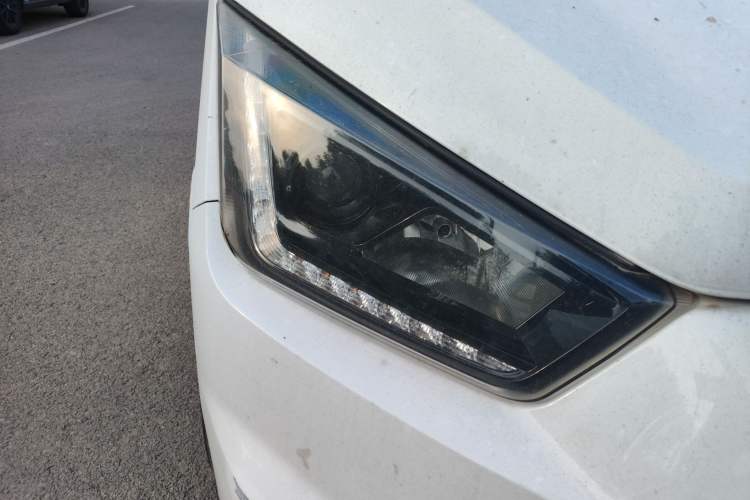 Used JMC Transit 2017 2.8T Commercial Version Short Wheelbase Mid-Roof 6/7/8-Seater JX493 Right Front Headlight