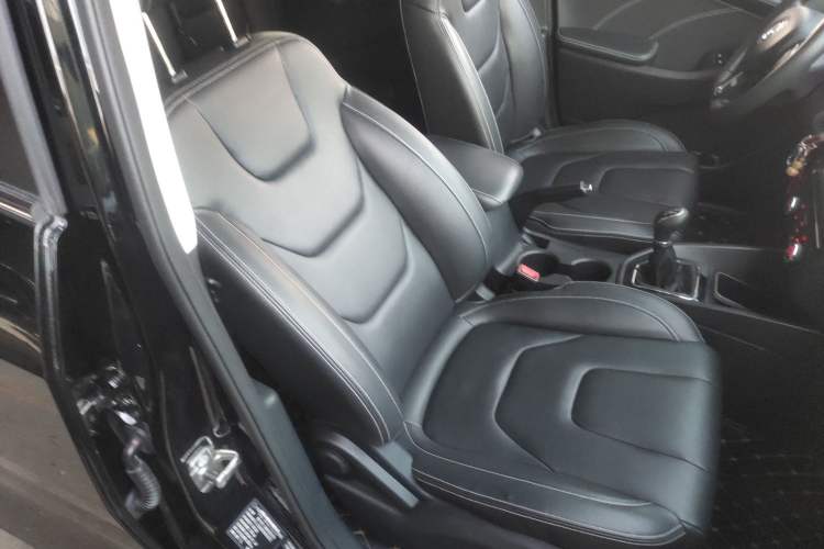 Used Dongfeng Fengon 580 2021 Revised ☆ Star Edition 1.8L Manual Elite Version Right Front Seat