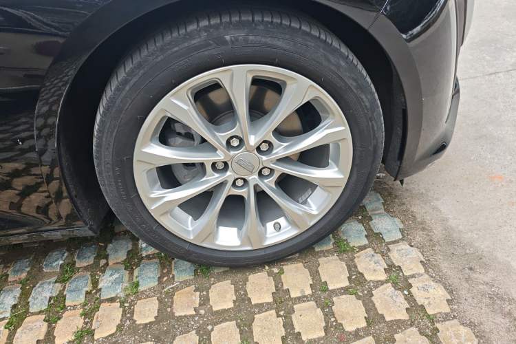 Used Cadillac CT5 2021 28T Luxury Model Right Front Wheel Hub