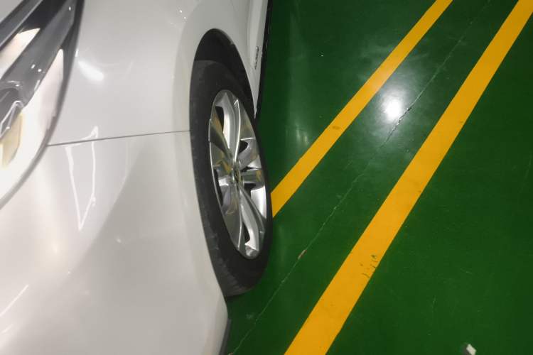 Used Toyota SIENNA 2023 2.5L Hybrid Deluxe Edition Left Front Wheel Hub