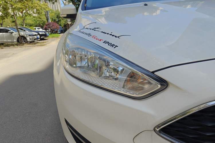 Used Ford Focus 2017 Hatchback EcoBoost 180 Automatic Elite Model Right Front Headlight