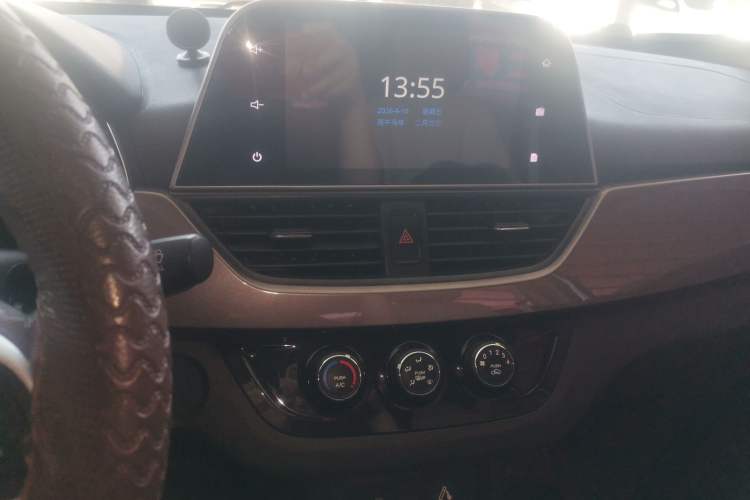 Used Baojun 310W 2017 1.5L Manual Fashion Model China V Audio And AC Panel