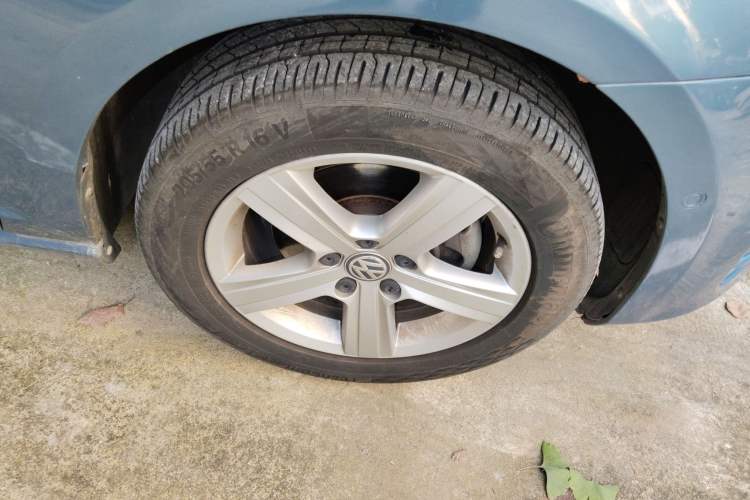 Used Volkswagen Golf 2014 1.4TSI Luxury Travel Edition Right Front Wheel Hub