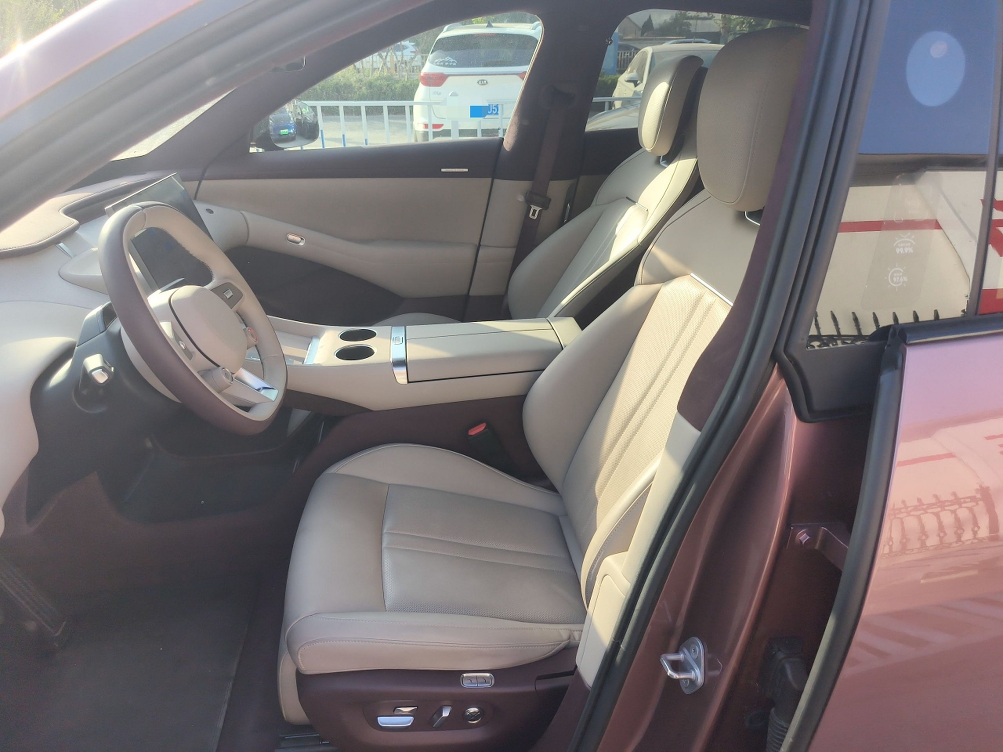 المقاعد الأمامية داخل السيارة