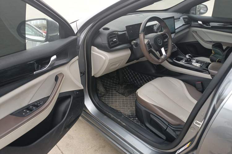 Used BYD Qin PLUS 2023 Champion Edition DM-i 55KM Leading Model Driver Seat