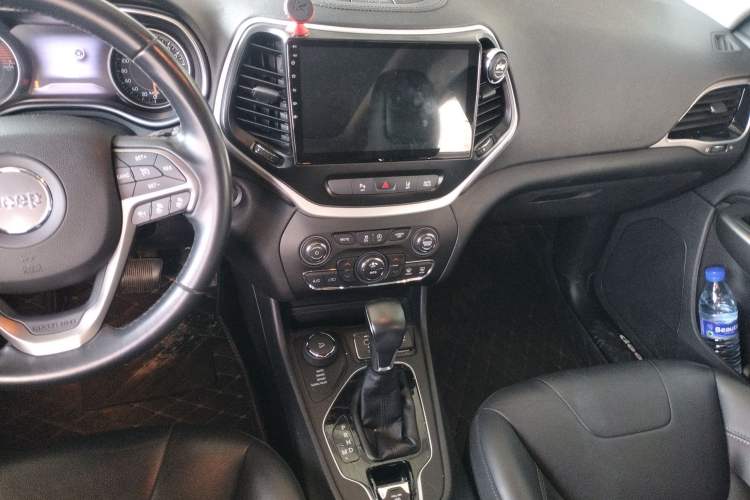 Used Jeep Cherokee 2019 2.0T Four-Wheel Drive Explorer Edition China V