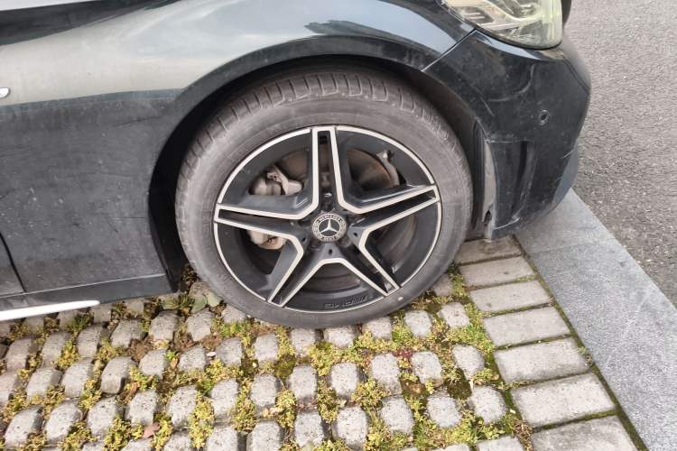 Used Mercedes-Benz C-Class 2021 C 260 L Sport Edition Star Collection Right Front Wheel Hub