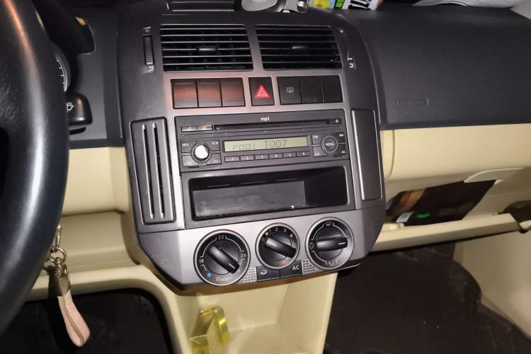 Used Volkswagen Polo 2009 Jingqu 1.4L Manual - Elegant Edition
