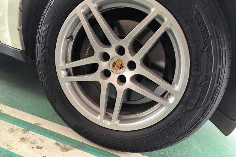Used Porsche Macan 2021 Macan 2.0T Right Front Wheel Hub