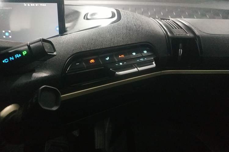 Used Baojun KiWi EV 2022 Artist Lite Edition Lithium Iron Phosphate Audio And AC Panel