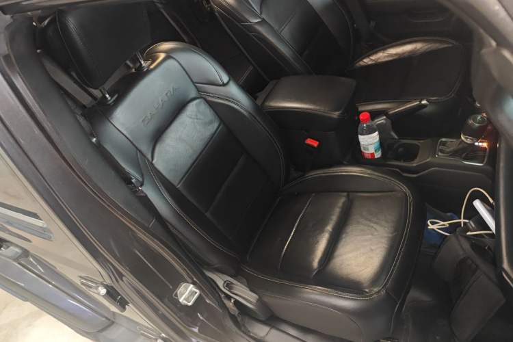 Used Jeep Wrangler 2019 2.0T Sahara Four-Door Brilliant Top Version China VI Emission Standard