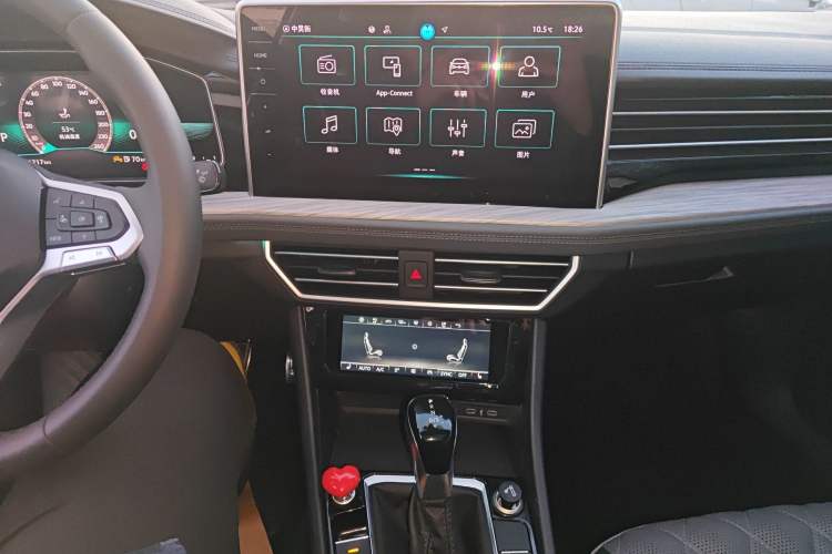 Used Volkswagen Sagitar 2025 300TSI DSG Excellence Edition Audio And AC Panel