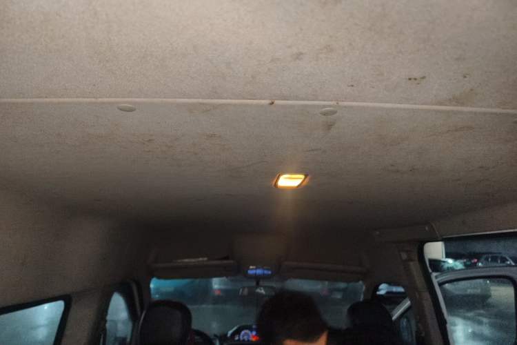 Used SAIC MAXUS Xintu V80 2018 2.5T 6-Speed Manual Aowentong Long-Wheelbase Mid-Roof 7/10-Seater
