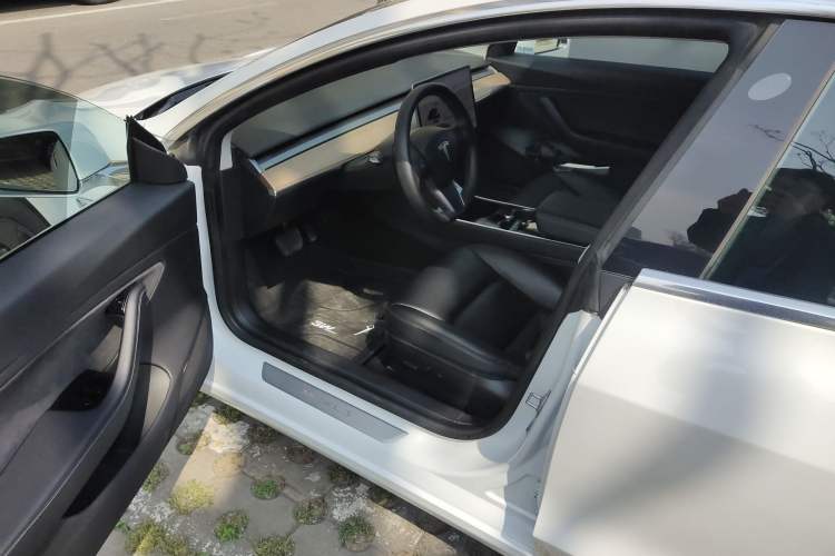 Used Tesla Model 3 2019 Long-Range All-Wheel-Drive Version Driver Seat