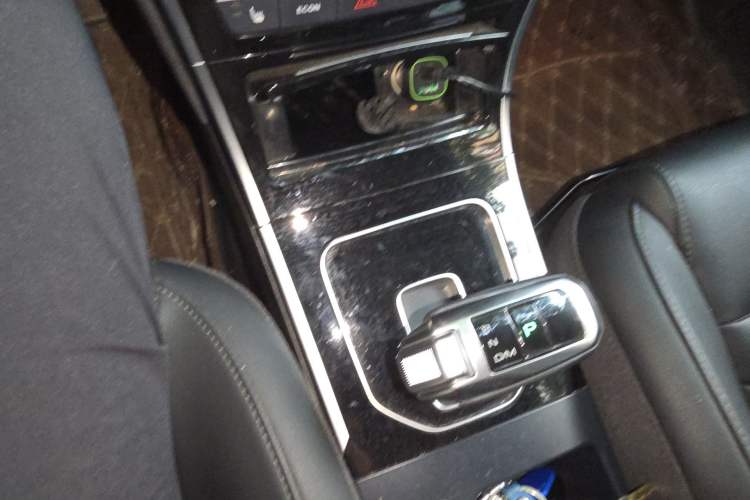 Used Haval H2 2018 Red-Label 1.5T Dual-Clutch Two-Wheel-Drive Luxury Model Gear Lever