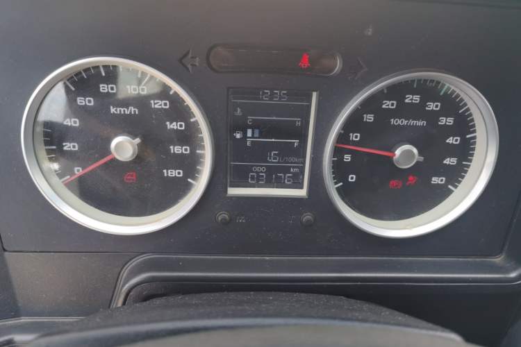 Used Iveco Daily 2017 2.5T A35 Passenger Van 5-7 Seats Model 47Z5 Odometer Close Up