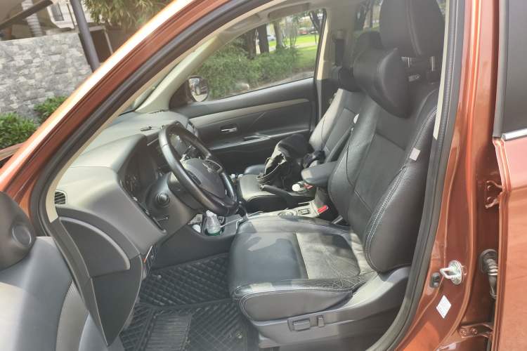 Used Mitsubishi Outlander 2014 2.4L 4x4 Deluxe Value Edition 5 Seats