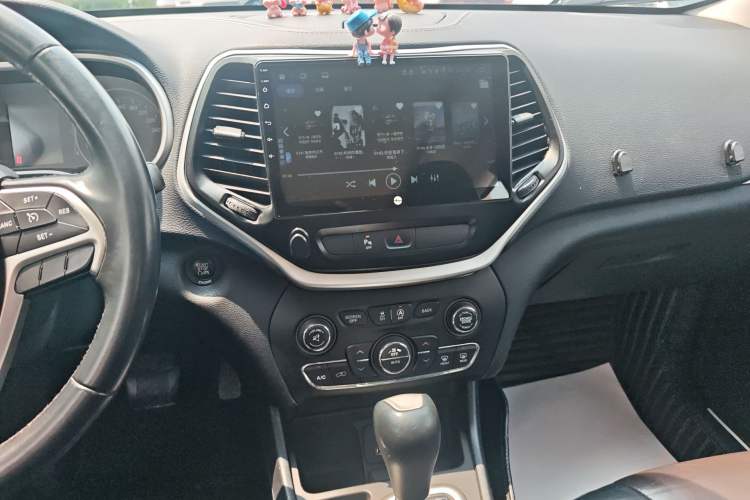 Used Jeep Cherokee 2016 2.4L Leading Edition Audio And AC Panel