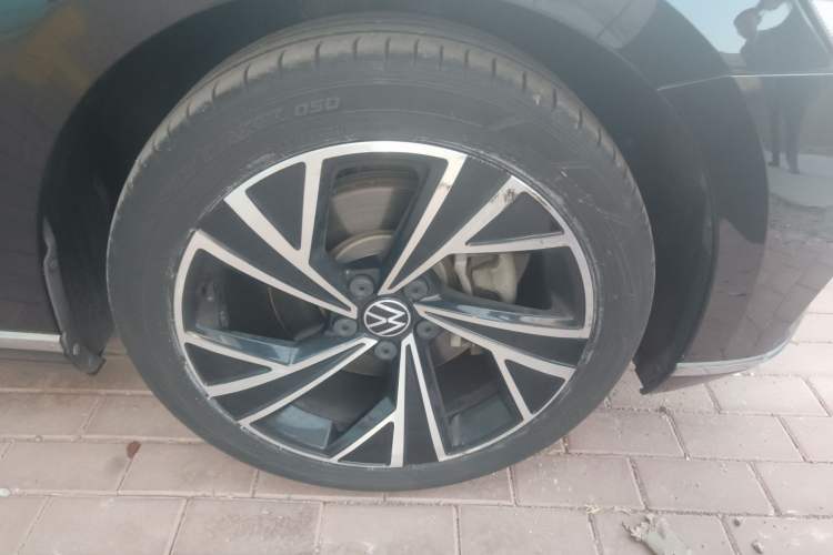 Used Volkswagen Magotan 2021 330TSI DSG 30th Anniversary Edition Right Front Wheel Hub