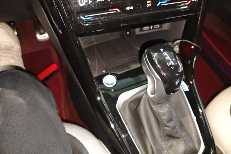 Used Volkswagen T-ROC 2024 300TSI DSG Two-Wheel-Drive Chen Guang Edition
