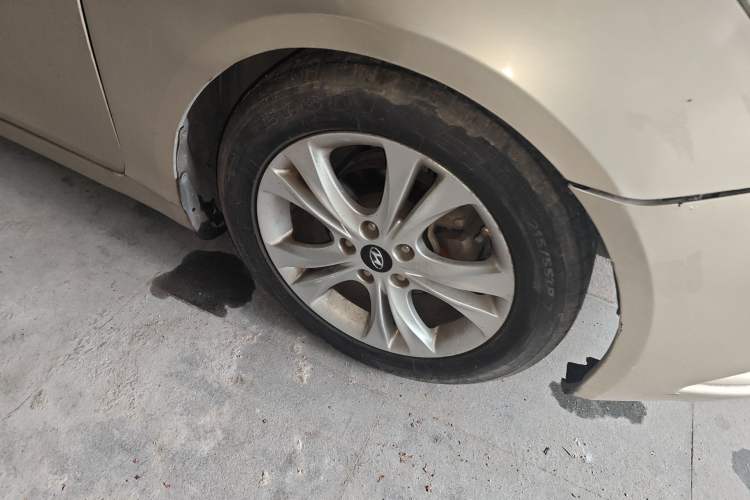Used Hyundai Sonata 2011 2.0L Automatic Luxury Edition Right Front Wheel Hub