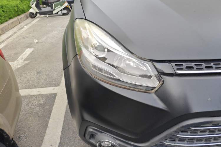 Used JMC Yusheng S350 2016 2.4T Automatic 4x4 Diesel Luxury 5-Seater Right Front Headlight