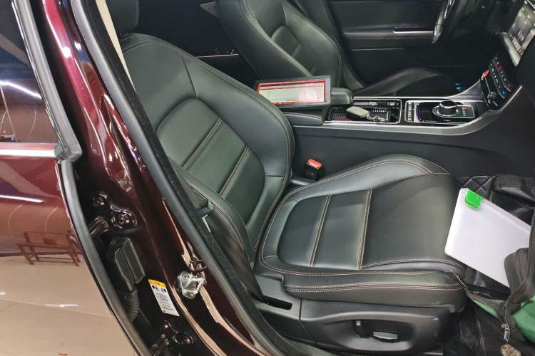 Used Jaguar XEL 2019 2.0T 200 PS Deluxe Edition Right Front Seat