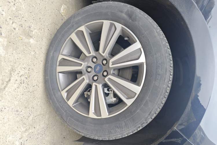 Used Ford Edge 2021 PLUS EcoBoost 245 Two-Wheel-Drive Platinum Edition 5 Seats Right Front Wheel Hub