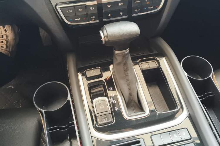 Used GAC Trumpchi GS7 2017 320T Two-Wheel-Drive Luxury Smart Connectivity Model Gear Lever