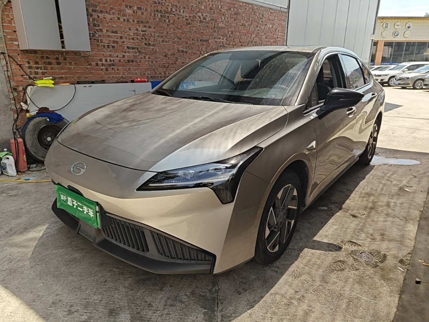 Под передней частью автомобиля