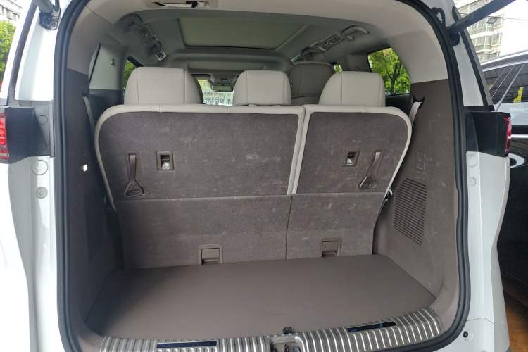 Used Denza D9 2022 DM-i 970 Four-Wheel Drive Prestige Model Trunk