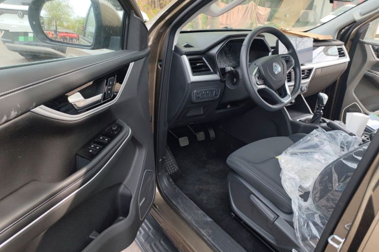 Used Sinotruk BOLDEN 2024 Commercial 2.0T Manual Diesel 4x4 Long Wheelbase Youth Edition
