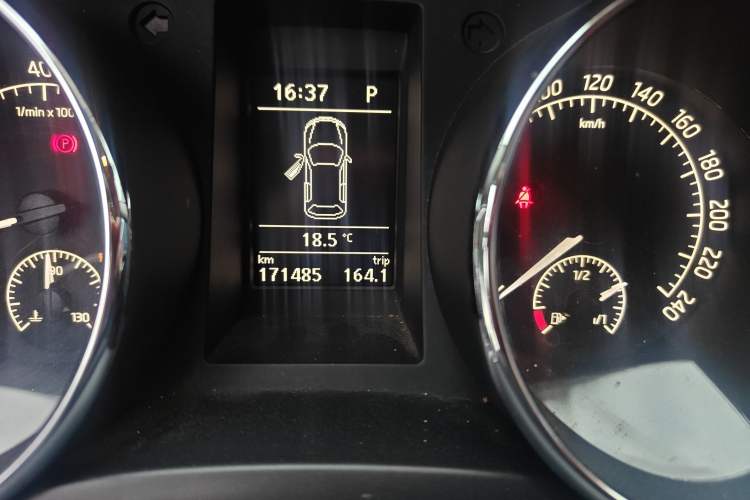 Used Skoda Yeti 2017 TSI300 DSG Luxury Edition Odometer Close Up