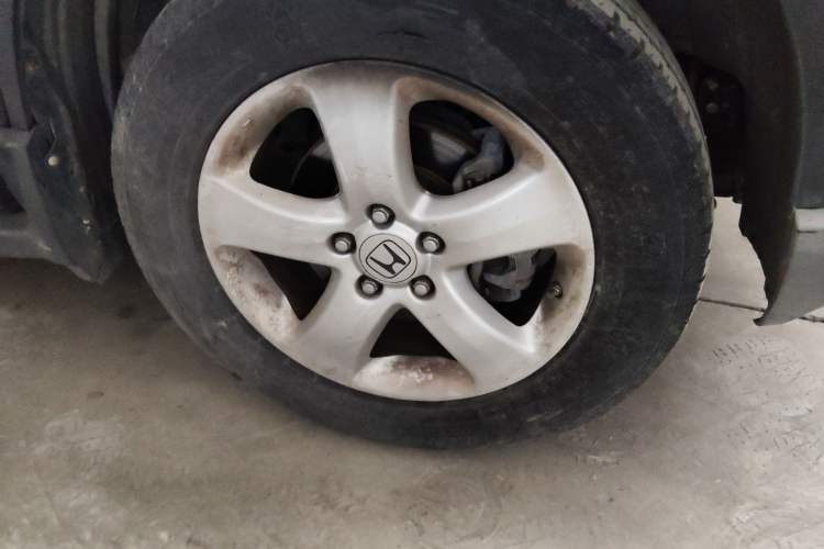 Used Honda CR-V 2010 2.0L automatic two-wheel drive urban version Right Front Wheel Hub