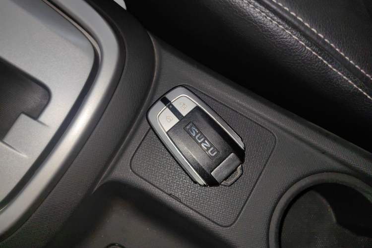 Used Isuzu mu-X 2015 2.5T Two-Wheel Drive Automatic Luxury Edition 7 Seats