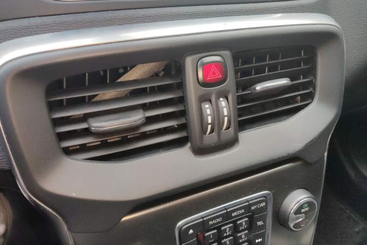 Used Volvo V40 2014 2.0T Zhiya Edition Audio And AC Panel