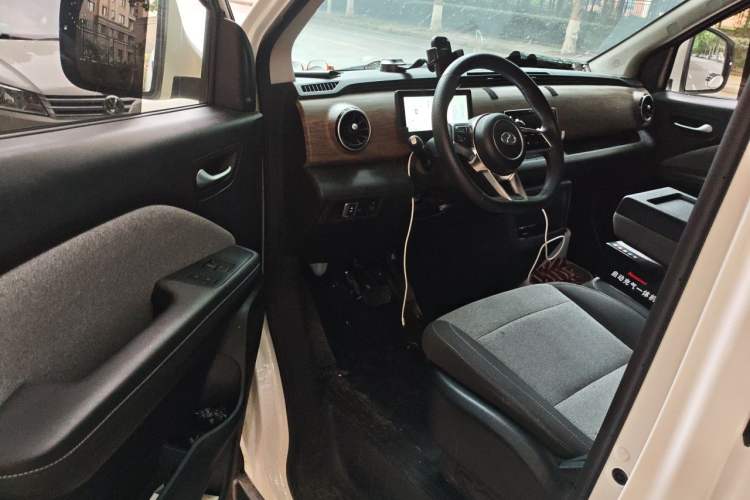 Used Ruichi EC75 2025 Model Passenger Vehicle Smart Driving Ultra-Charging Edition, Pioneer Type I, 52.16 kWh
