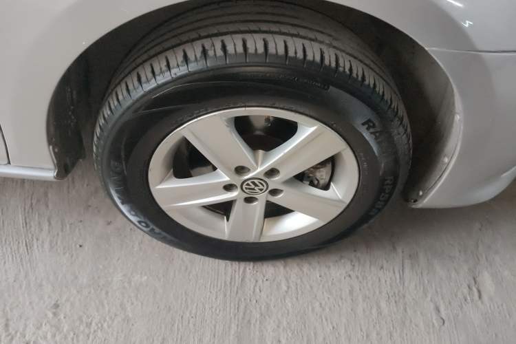 Used Volkswagen Bora 2013 1.6L Manual Fashion Edition Right Front Wheel Hub