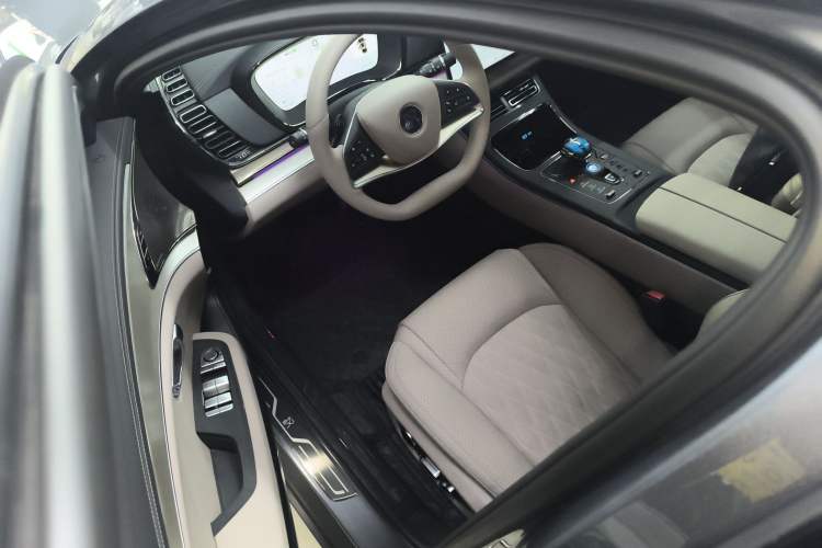 Used BYD Han 2025 DM-i Intelligent Driving Edition 125KM Prestige Model
