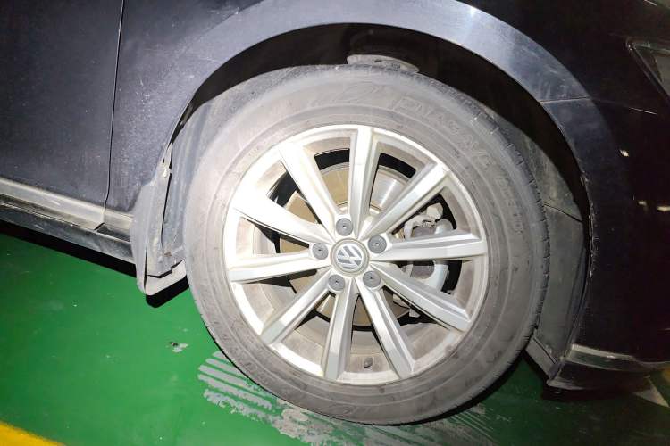 Used Volkswagen Magotan 2017 330TSI DSG Leading Model Right Front Wheel Hub