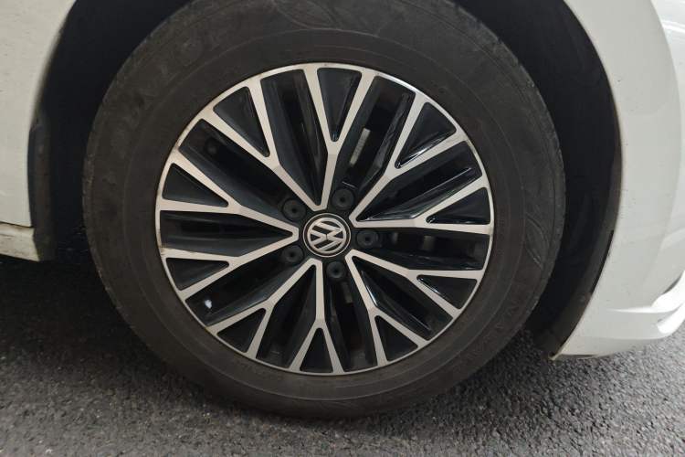 Used Volkswagen Sagitar 2021 280TSI DSG Comfort Connect Edition Right Front Wheel Hub