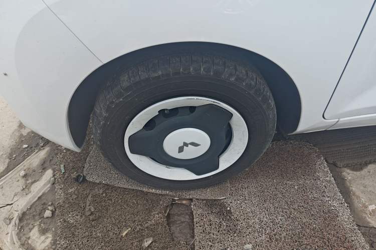 Used Wuling Hongguang MINIEV 2022 Zizai Version Lithium Iron Phosphate Left Front Wheel Hub