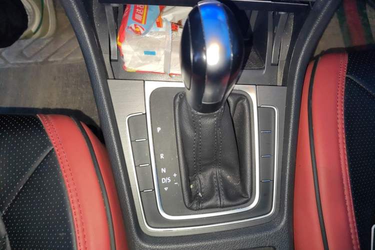 Used Volkswagen Golf 2016 1.6L Automatic Comfort Model Gear Lever