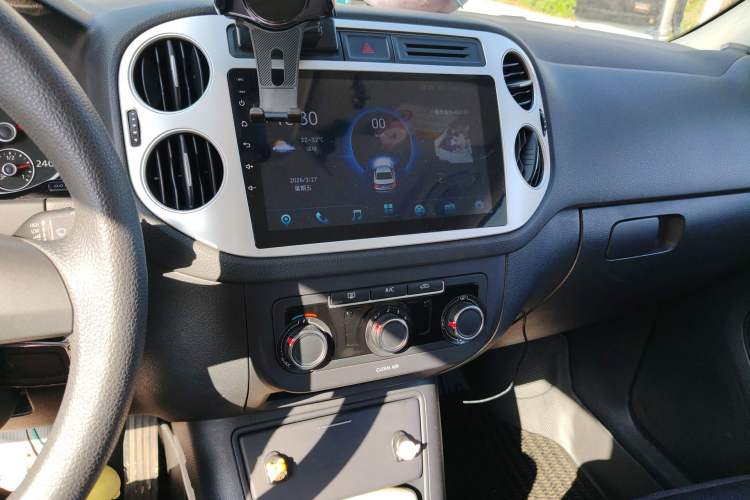 Used Volkswagen Tiguan 2017 300TSI Automatic Two-Wheel Drive Silk Road Luxury Edition Audio And AC Panel