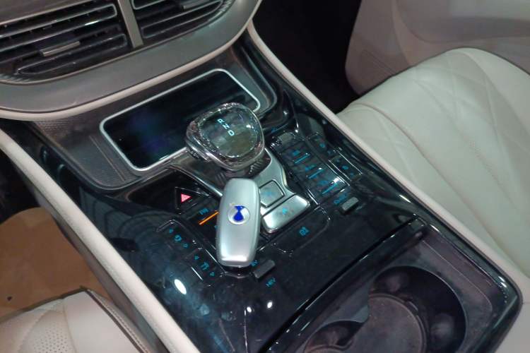 Used Denza D9 2024 DM-i 980 Four-Wheel Drive Flagship Model
