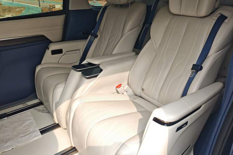 Used Buick Century 2023 2.0T Six-Seater Yinshi Edition Left Rear Seat