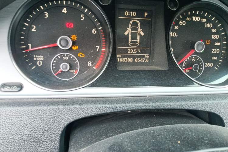 Used Volkswagen Magotan 2015 1.8TSI Advanced Model Odometer Close Up