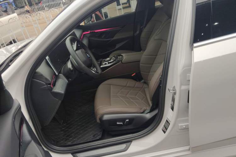 Used BMW 5 Series 2025 525Li Luxury Package