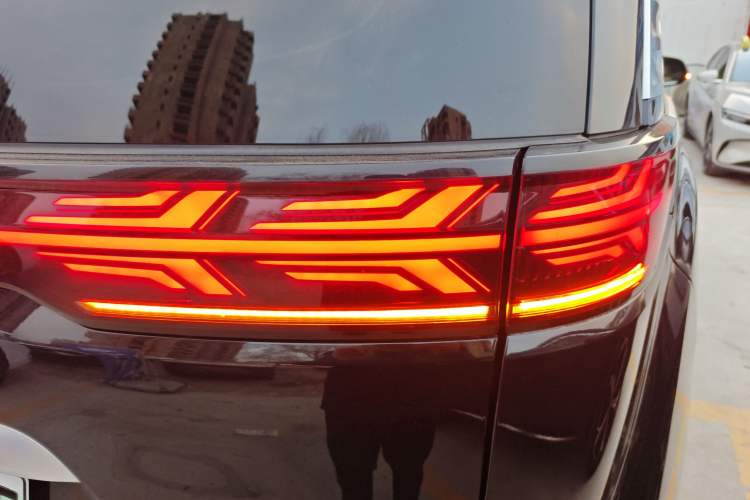 Used Denza D9 2022 DM-i 945 Luxury Model
